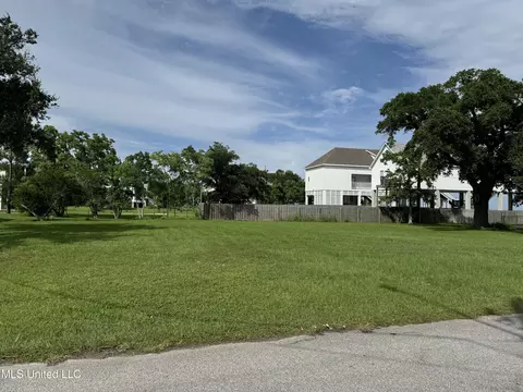 100 Favre St, Waveland, MS 39576