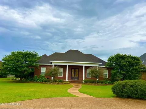 1300 Robert E Lee Dr, Greenwood, MS 38930