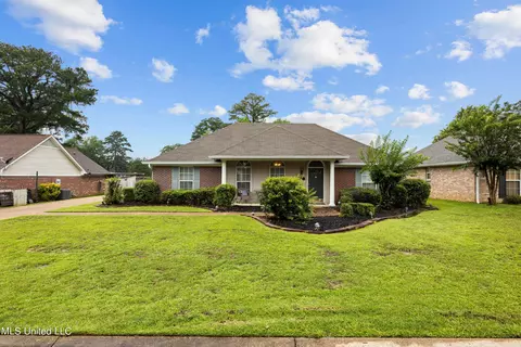 111 Live Oaks Blvd, Pearl, MS 39208