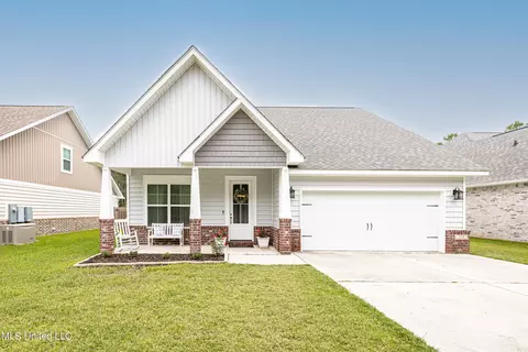 215 Madison Place Dr, Ocean Springs, MS 39564
