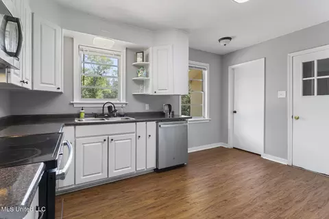 Kitchen - 942 Meadowbrook Rd, Jackson, MS 39206 photo 4 of 5