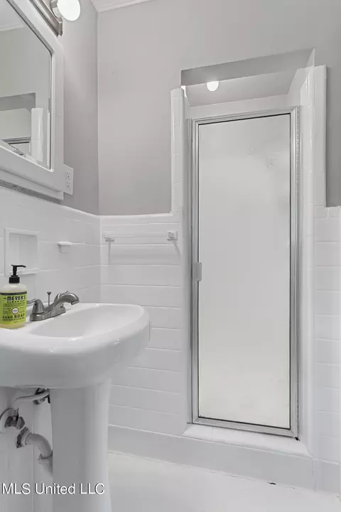Bath - 942 Meadowbrook Rd, Jackson, MS 39206 photo 2 of 3