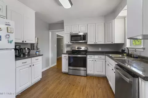 Kitchen - 942 Meadowbrook Rd, Jackson, MS 39206 photo 3 of 5