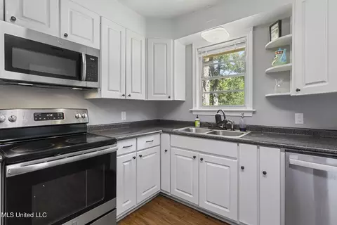 Kitchen - 942 Meadowbrook Rd, Jackson, MS 39206 photo 1 of 5