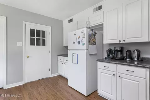 Kitchen - 942 Meadowbrook Rd, Jackson, MS 39206 photo 5 of 5