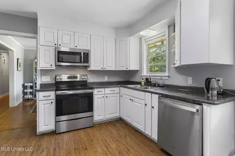 Kitchen - 942 Meadowbrook Rd, Jackson, MS 39206 photo 2 of 5