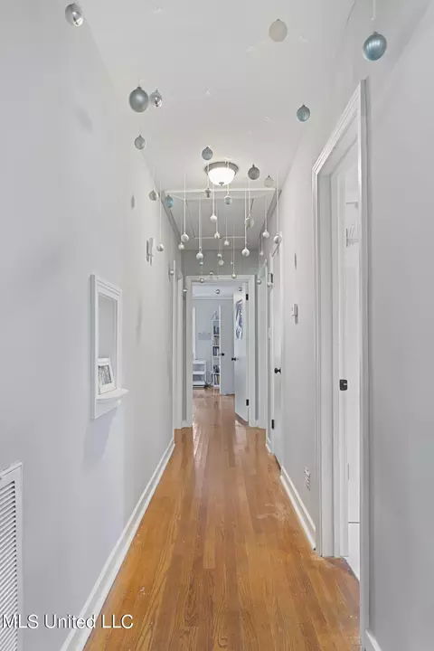 Entry Way - 942 Meadowbrook Rd, Jackson, MS 39206 photo 1 of 2
