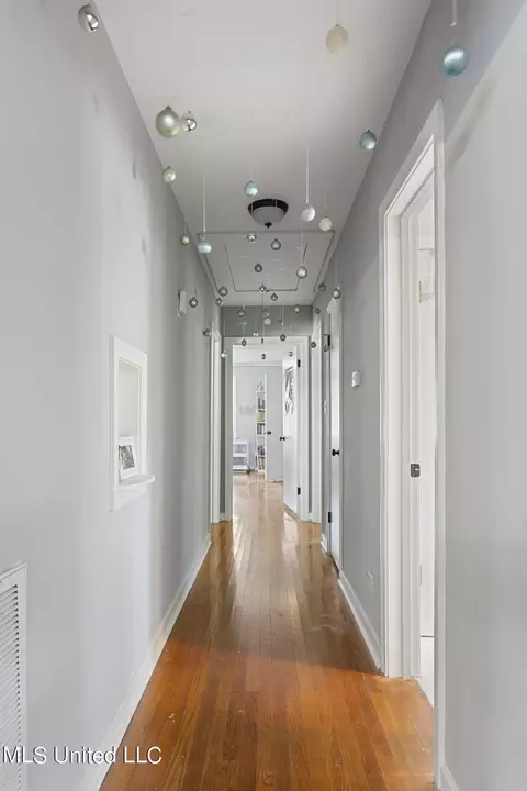 Entry Way - 942 Meadowbrook Rd, Jackson, MS 39206 photo 2 of 2