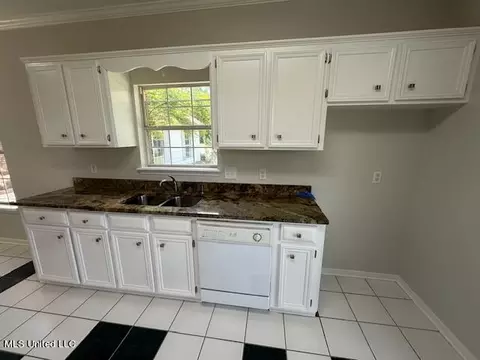 Kitchen - 256 Hillcrest Dr, Brandon, MS 39042 photo 3 of 5