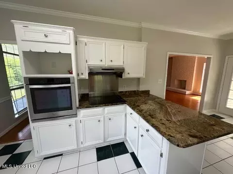 Kitchen - 256 Hillcrest Dr, Brandon, MS 39042 photo 2 of 5