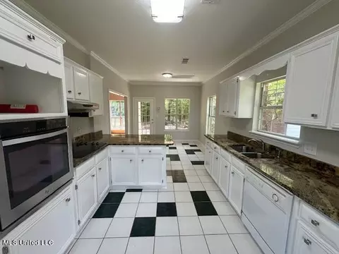 Kitchen - 256 Hillcrest Dr, Brandon, MS 39042 photo 4 of 5