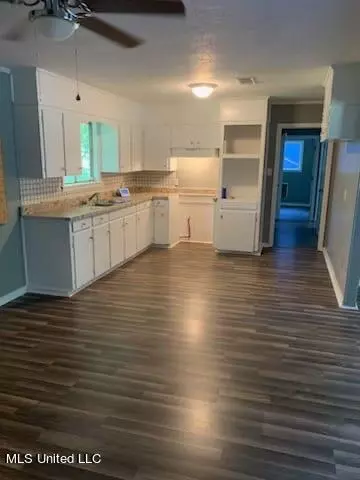 Entry Way - 2470 Coronet Pl, Jackson, MS 39204 photo 1 of 2