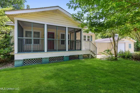 426 Lizana Ln, Waveland, MS 39576