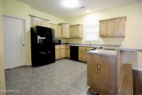 Kitchen - 4307 Bienville Rd, Nesbit, MS 38651 photo 3 of 3