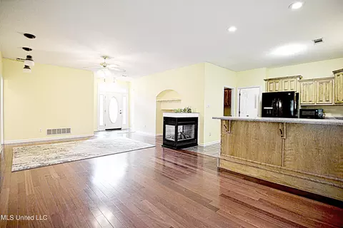 Living - 4307 Bienville Rd, Nesbit, MS 38651 photo 4 of 4