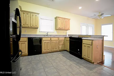 Kitchen - 4307 Bienville Rd, Nesbit, MS 38651 photo 2 of 3