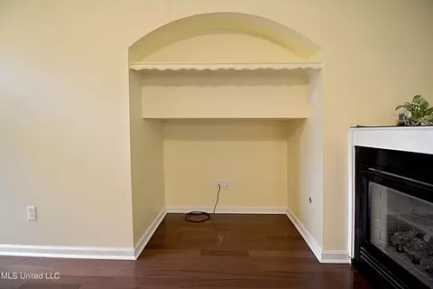 Living - 4307 Bienville Rd, Nesbit, MS 38651 photo 3 of 4