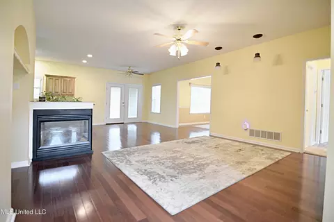 Living - 4307 Bienville Rd, Nesbit, MS 38651 photo 1 of 4