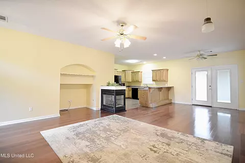 Living - 4307 Bienville Rd, Nesbit, MS 38651 photo 2 of 4