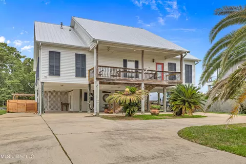 1405 Octavia St, Ocean Springs, MS 39564