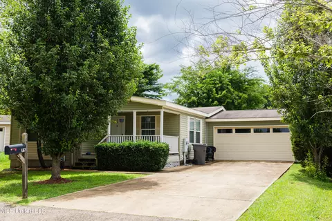 76 Crest Oak Dr, Starkville, MS 39759