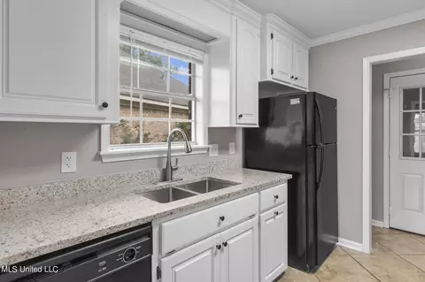 Kitchen - 127 Holmar Dr, Brandon, MS 39047 photo 1 of 2