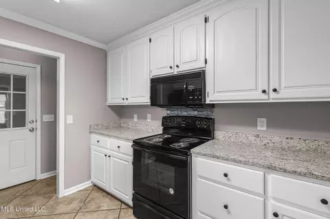 Kitchen - 127 Holmar Dr, Brandon, MS 39047 photo 2 of 2