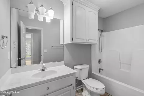 Bath - 127 Holmar Dr, Brandon, MS 39047 photo 3 of 3