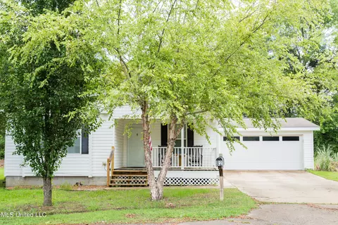 82 Crest Oak Dr, Starkville, MS 39759