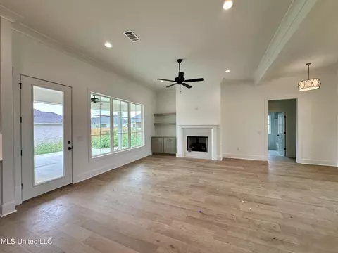 Living - 801 Glenwild Cir, Canton, MS 39046 photo 2 of 3