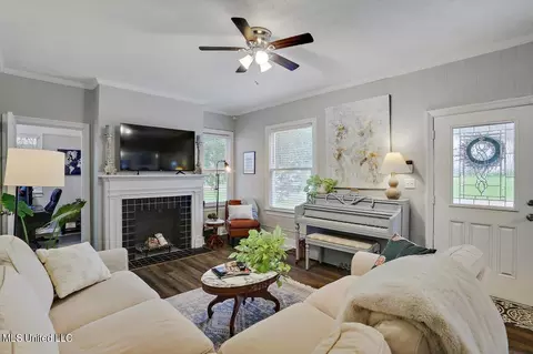 Living - 134 River Park Dr, Jackson, MS 39202 photo 2 of 4