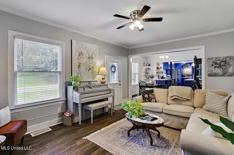 Living - 134 River Park Dr, Jackson, MS 39202 photo 3 of 4