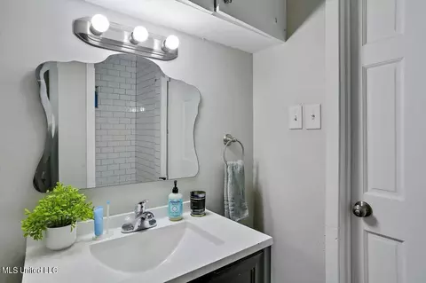 Bath - 134 River Park Dr, Jackson, MS 39202 photo 2 of 2