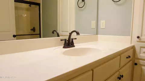 Bath - 5921 Baxter Dr, Jackson, MS 39211 photo 3 of 4