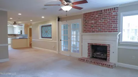 Living - 5921 Baxter Dr, Jackson, MS 39211 photo 6 of 6