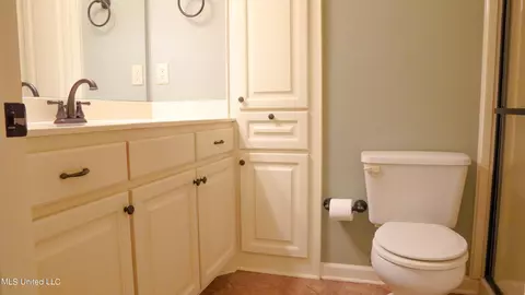 Bath - 5921 Baxter Dr, Jackson, MS 39211 photo 2 of 4