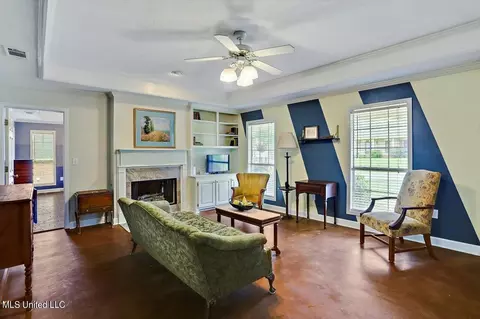 Living - 215 Overland Ln, Brandon, MS 39047 photo 3 of 3