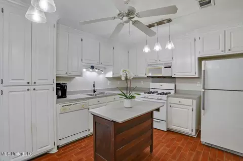 Kitchen - 215 Overland Ln, Brandon, MS 39047 photo 3 of 5
