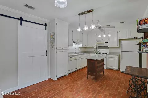 Kitchen - 215 Overland Ln, Brandon, MS 39047 photo 5 of 5
