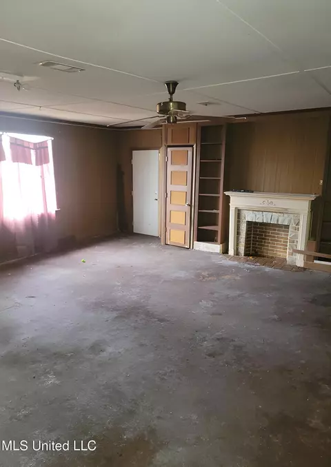 Living - 3915 Faulk Blvd, Jackson, MS 39209 photo 3 of 3