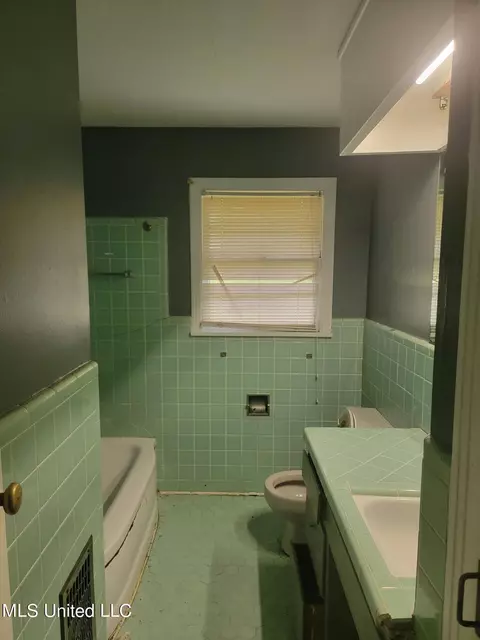 Bath - 3915 Faulk Blvd, Jackson, MS 39209 photo 1 of 3