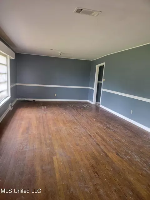 Living - 3915 Faulk Blvd, Jackson, MS 39209 photo 2 of 3