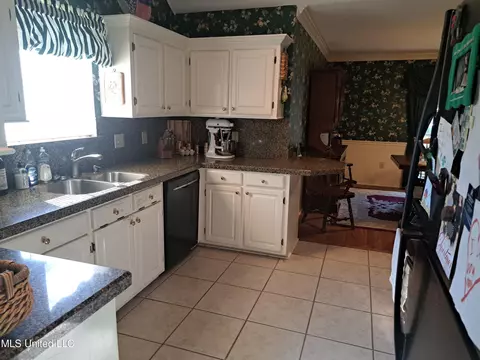 Kitchen - 2109 Pinehaven Dr, Flowood, MS 39232 photo 3 of 3