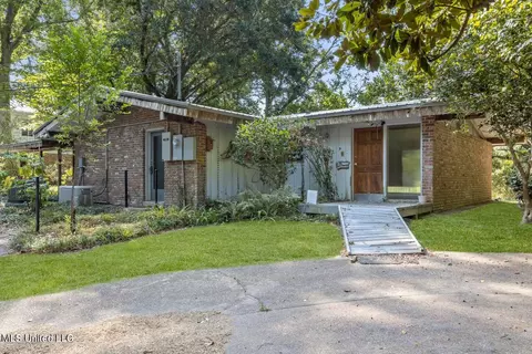 13821 Paraiso Rd, Ocean Springs, MS 39564