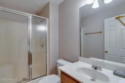 Bath - 5035 S Rolling Pine Cir, Olive Branch, MS 38654 photo 2 of 3