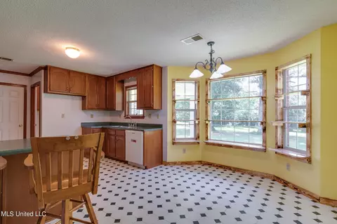 Kitchen - 5035 S Rolling Pine Cir, Olive Branch, MS 38654 photo 1 of 7