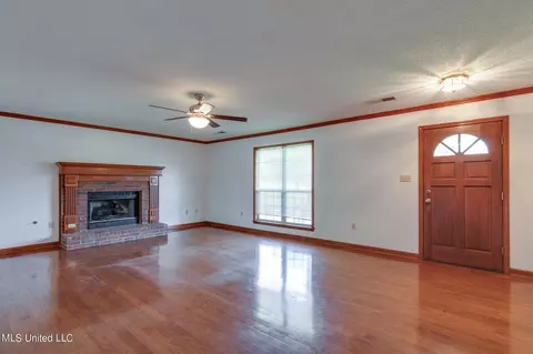 Living - 5035 S Rolling Pine Cir, Olive Branch, MS 38654 photo 3 of 6