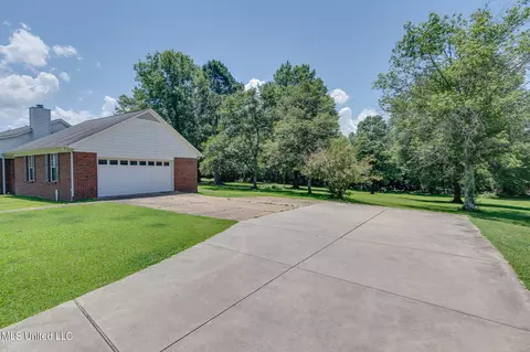 Exterior - 5035 S Rolling Pine Cir, Olive Branch, MS 38654 photo 4 of 11