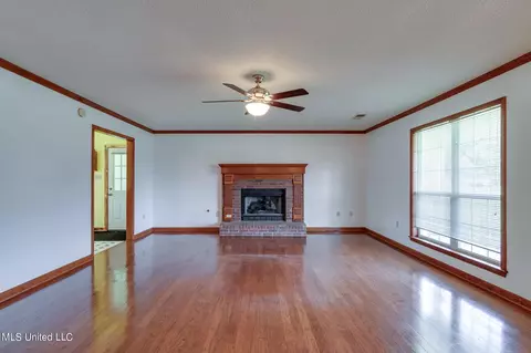 Living - 5035 S Rolling Pine Cir, Olive Branch, MS 38654 photo 2 of 6