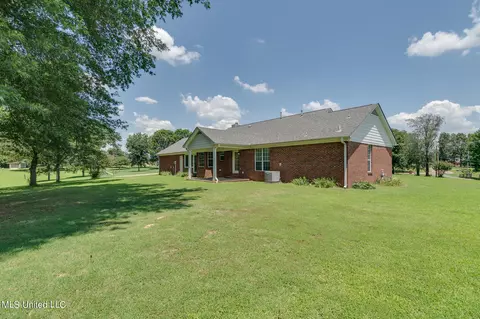 Exterior - 5035 S Rolling Pine Cir, Olive Branch, MS 38654 photo 10 of 11